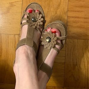 AEOROSOLES Tan wedge sandals with flower 7.5